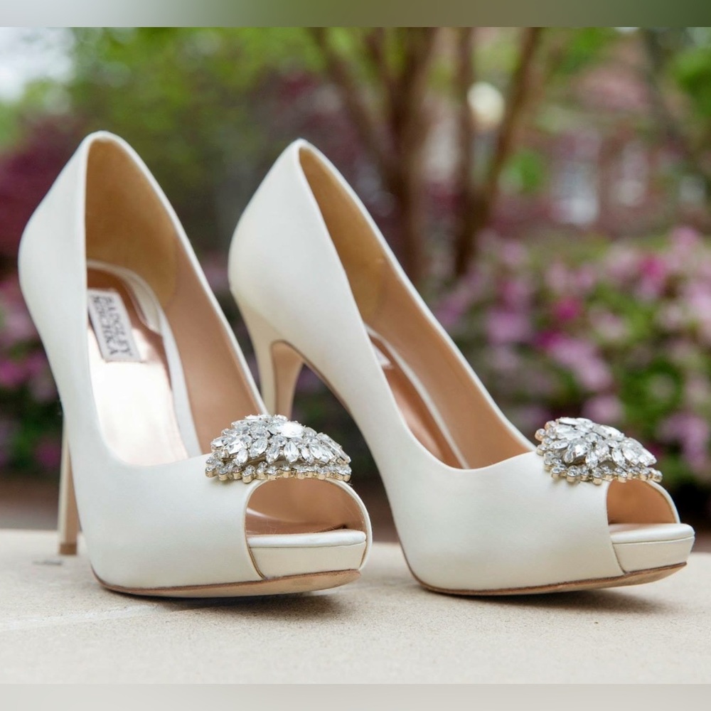 BADGLEY MISCHKA JEANNIE PEEP-TOE HEELS IN IVORY SATIN BEAUTIFUL BRIDAL PUMPS